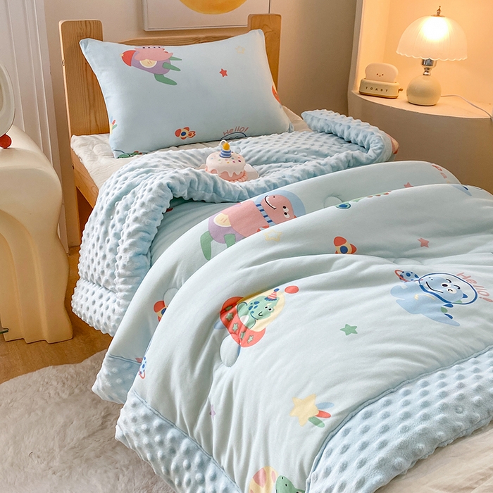 91家纺网 家纺一手货源 找家纺 天瑜家纺 2025新款针织棉手包豆豆被儿童被大豆被被子被芯 手包边  太空恐龙蓝