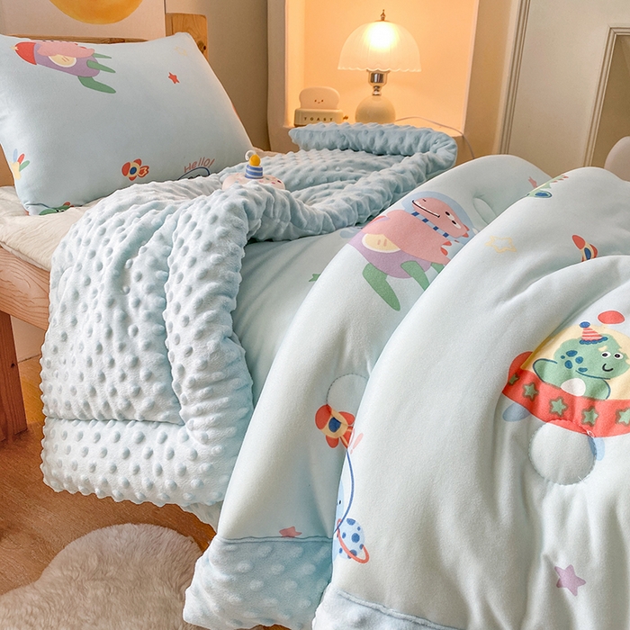 91家纺网 家纺一手货源 找家纺 天瑜家纺 2025新款针织棉手包豆豆被儿童被大豆被被子被芯 手包边  太空恐龙蓝