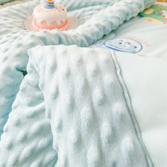 91家纺网 家纺一手货源 找家纺 天瑜家纺 2025新款针织棉手包豆豆被儿童被大豆被被子被芯 手包边  太空恐龙蓝