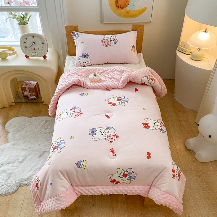 91家纺网 家纺一手货源 找家纺 天瑜家纺 2025新款针织棉手包豆豆被儿童被大豆被被子被芯 手包边  猫咪粉