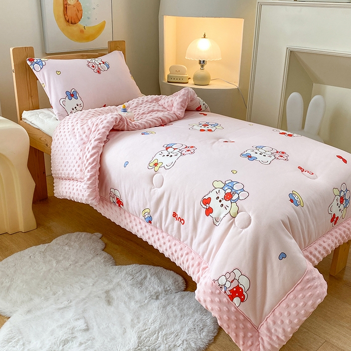 91家纺网 家纺一手货源 找家纺 天瑜家纺 2025新款针织棉手包豆豆被儿童被大豆被被子被芯 手包边  猫咪粉