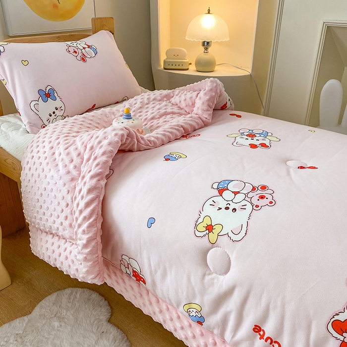 91家纺网 家纺一手货源 找家纺 天瑜家纺 2025新款针织棉手包豆豆被儿童被大豆被被子被芯 手包边  猫咪粉