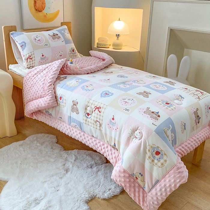 91家纺网 家纺一手货源 找家纺 天瑜家纺 2025新款针织棉手包豆豆被儿童被大豆被被子被芯 手包边  甜心宝贝