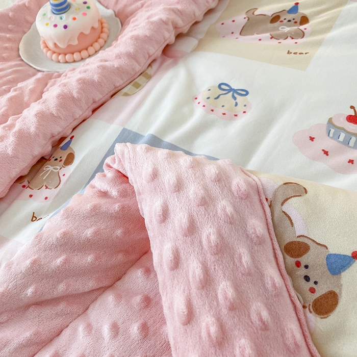 91家纺网 家纺一手货源 找家纺 天瑜家纺 2025新款针织棉手包豆豆被儿童被大豆被被子被芯 手包边  甜心宝贝