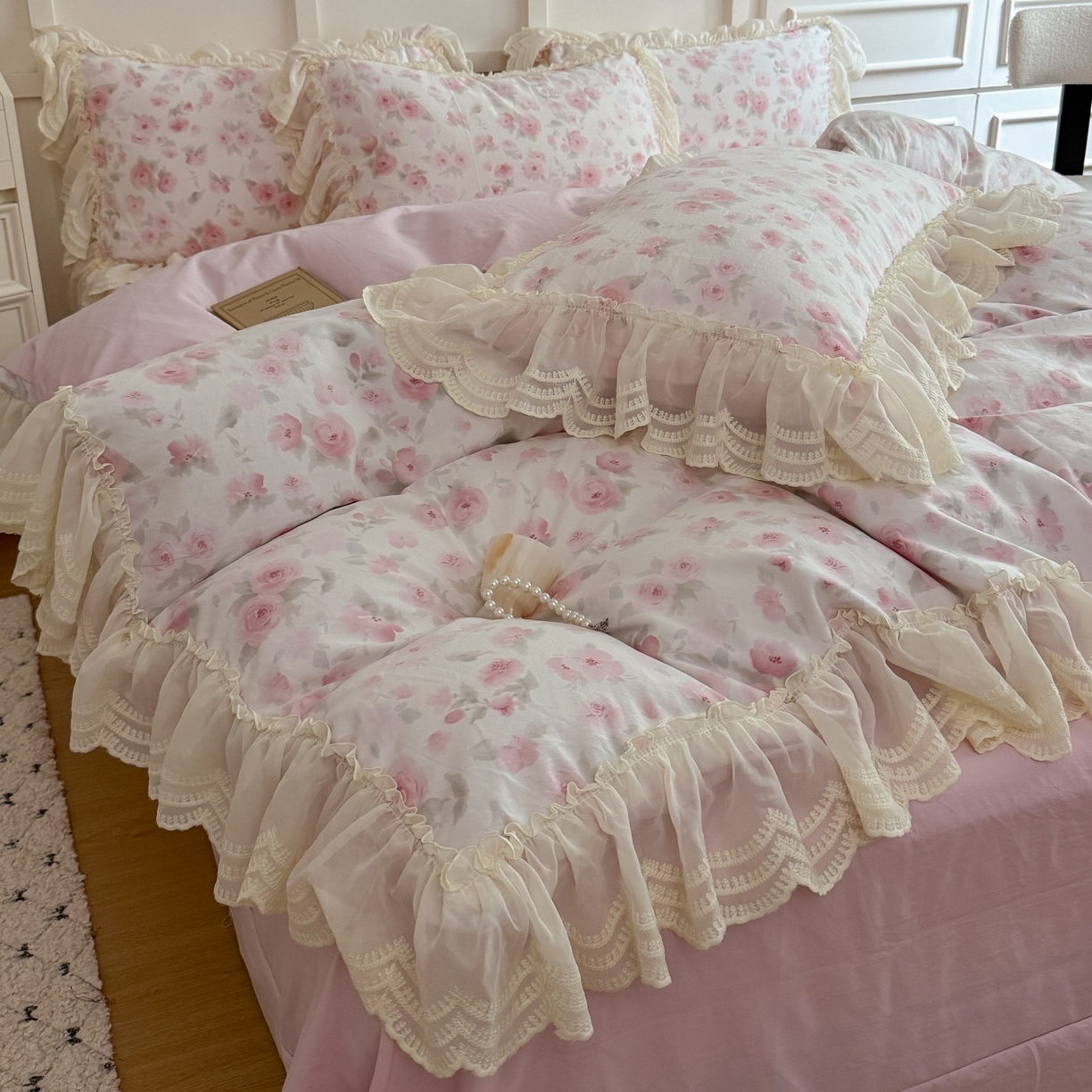 91家纺网 家纺一手货源 找家纺 吾欢心 2025新款韩版蕾丝花边加厚原棉四件套 粉恋白