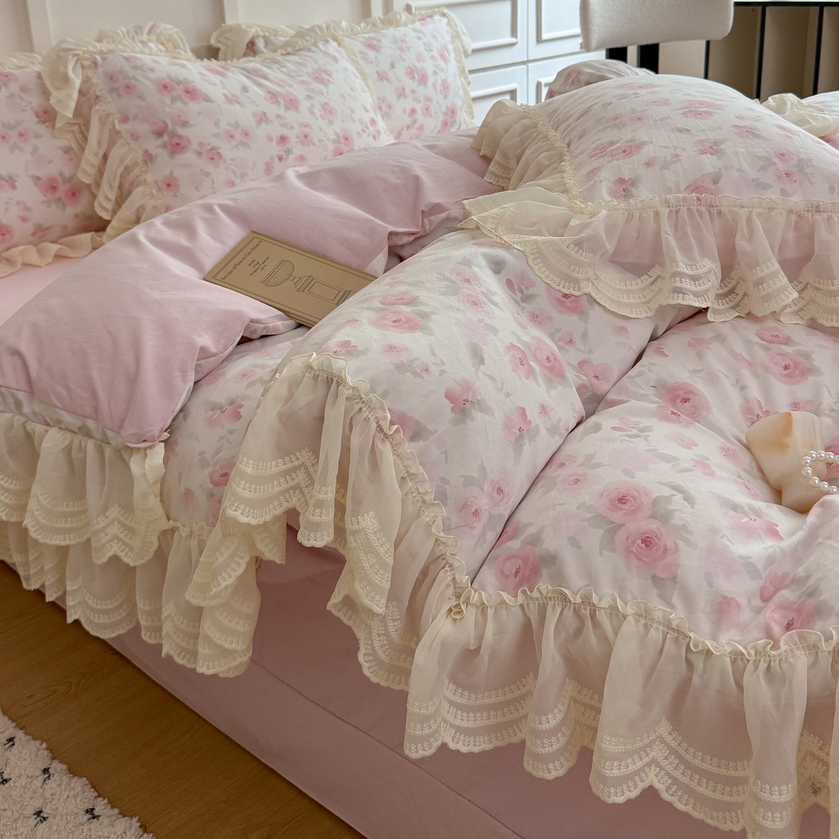 91家纺网 家纺一手货源 找家纺 吾欢心 2025新款韩版蕾丝花边加厚原棉四件套 粉恋白