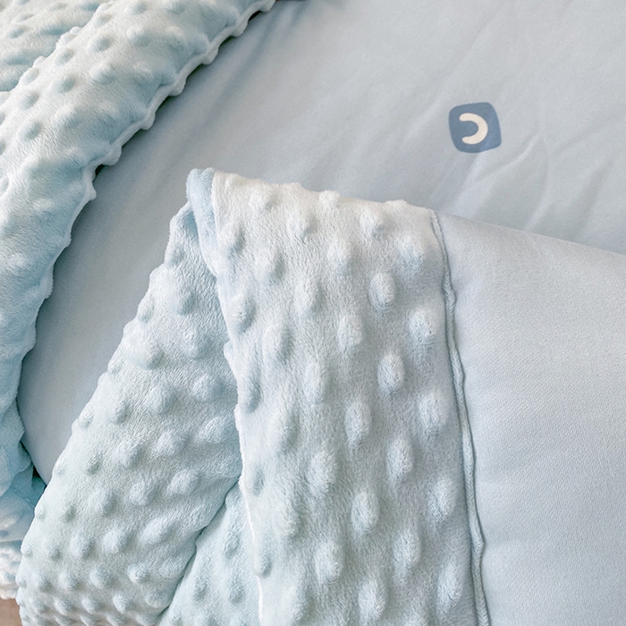 91家纺网 家纺一手货源 找家纺 天瑜家纺 2025新款针织棉手包豆豆被儿童被大豆被被子被芯 手包边  挖机蓝