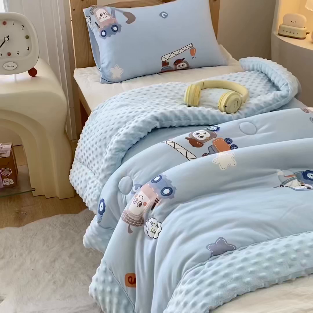 91家纺网 家纺一手货源 找家纺 天瑜家纺 2025新款针织棉手包豆豆被儿童被大豆被被子被芯 手包边  挖机蓝