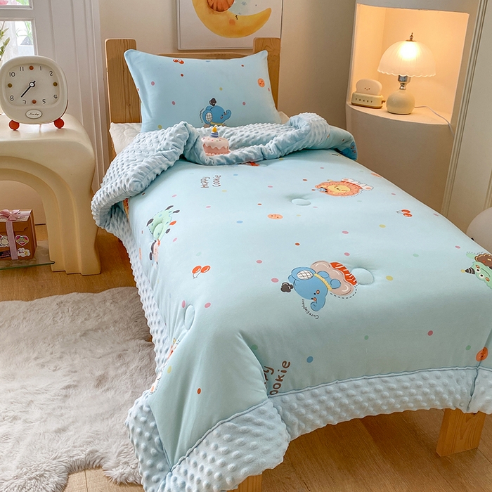 91家纺网 家纺一手货源 找家纺 天瑜家纺 2025新款针织棉手包豆豆被儿童被大豆被被子被芯 手包边  小狮子蓝