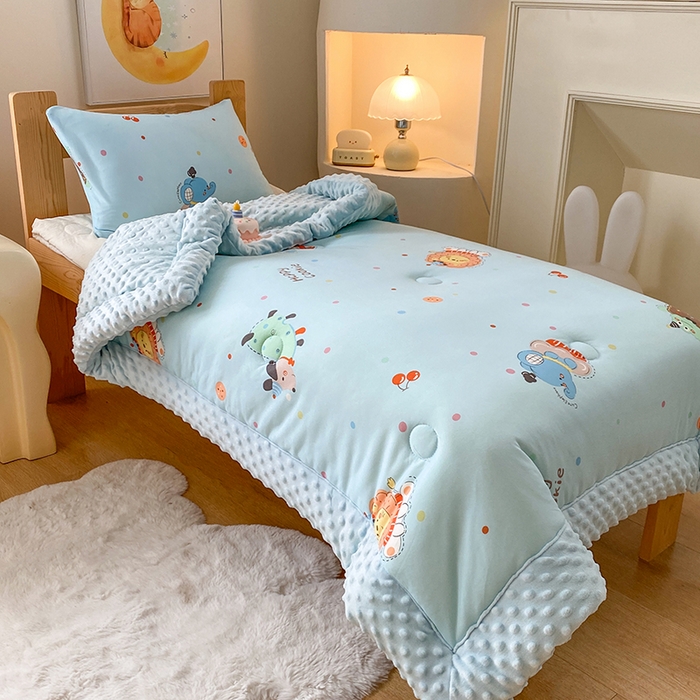 91家纺网 家纺一手货源 找家纺 天瑜家纺 2025新款针织棉手包豆豆被儿童被大豆被被子被芯 手包边  小狮子蓝