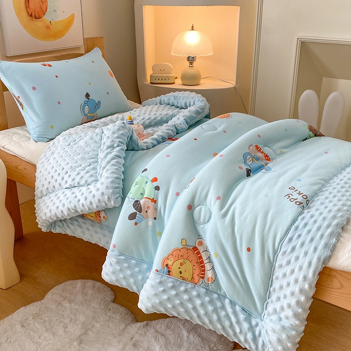 91家纺网 家纺一手货源 找家纺 天瑜家纺 2025新款针织棉手包豆豆被儿童被大豆被被子被芯 手包边  小狮子蓝