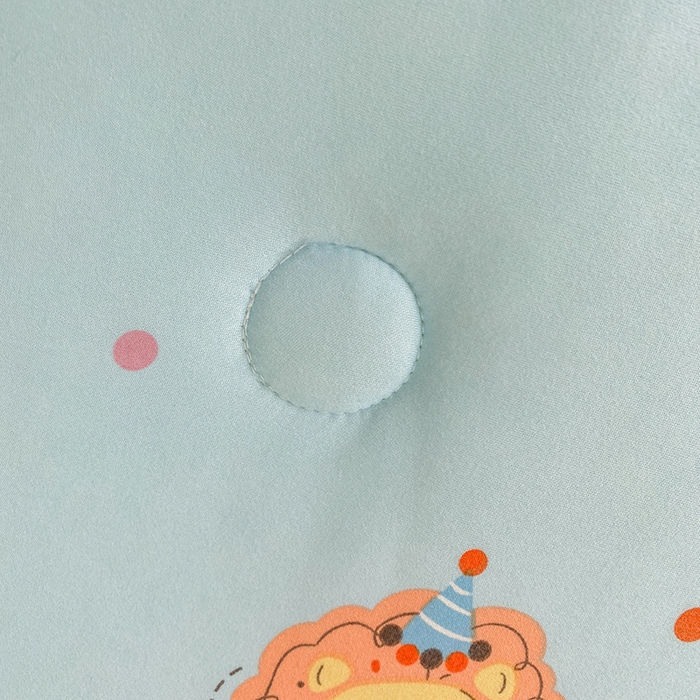 91家纺网 家纺一手货源 找家纺 天瑜家纺 2025新款针织棉手包豆豆被儿童被大豆被被子被芯 手包边  小狮子蓝