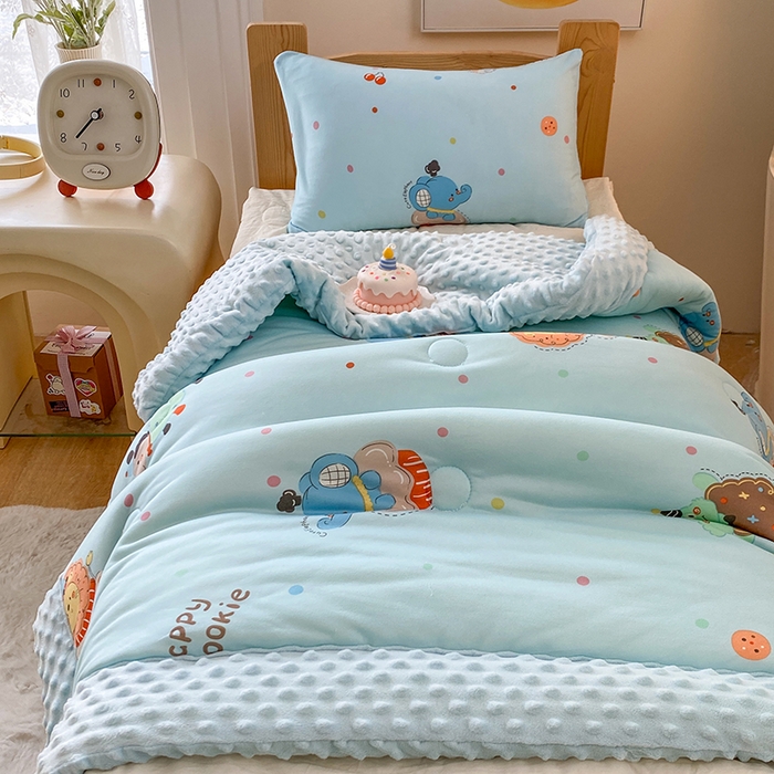 91家纺网 家纺一手货源 找家纺 天瑜家纺 2025新款针织棉手包豆豆被儿童被大豆被被子被芯 手包边  小狮子蓝