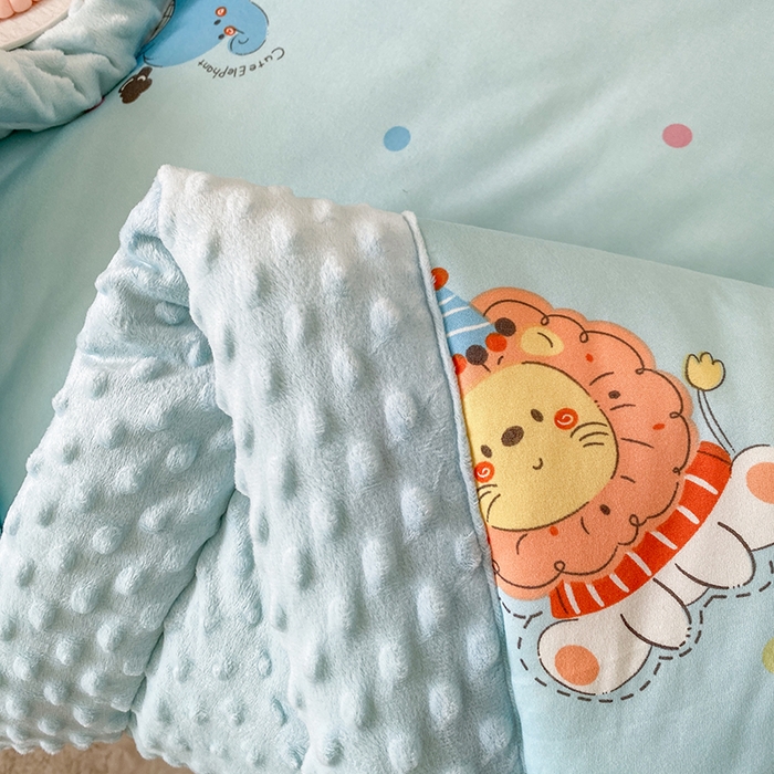 91家纺网 家纺一手货源 找家纺 天瑜家纺 2025新款针织棉手包豆豆被儿童被大豆被被子被芯 手包边  小狮子蓝