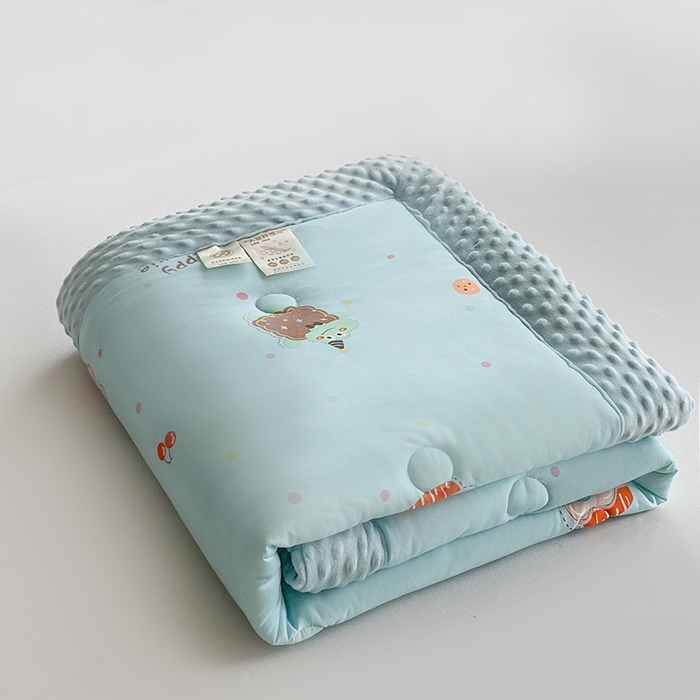 91家纺网 家纺一手货源 找家纺 天瑜家纺 2025新款针织棉手包豆豆被儿童被大豆被被子被芯 手包边  小狮子蓝