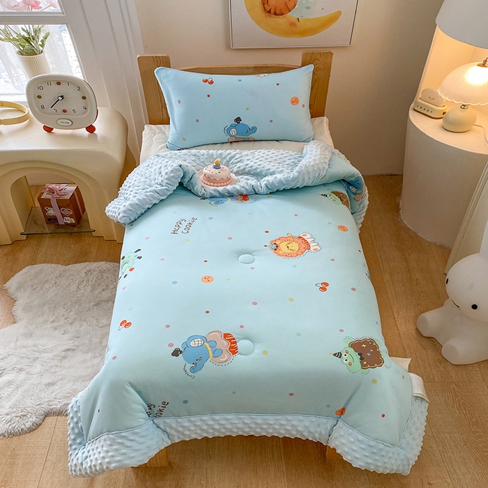 91家纺网 家纺一手货源 找家纺 天瑜家纺 2025新款针织棉手包豆豆被儿童被大豆被被子被芯 手包边  小狮子蓝