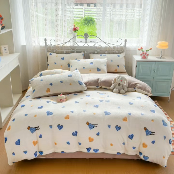 91家纺网 家纺一手货源 找家纺 悦织湾家纺 2025新款床裙款牛奶绒四件套加厚保暖印花轻奢时尚不易起静电冬季床上用品三四件套 心心相印