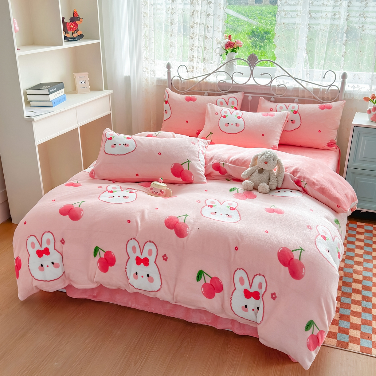 91家纺网 家纺一手货源 找家纺 悦织湾家纺 2025新款床裙款牛奶绒四件套加厚保暖印花轻奢时尚不易起静电冬季床上用品三四件套 樱桃小兔