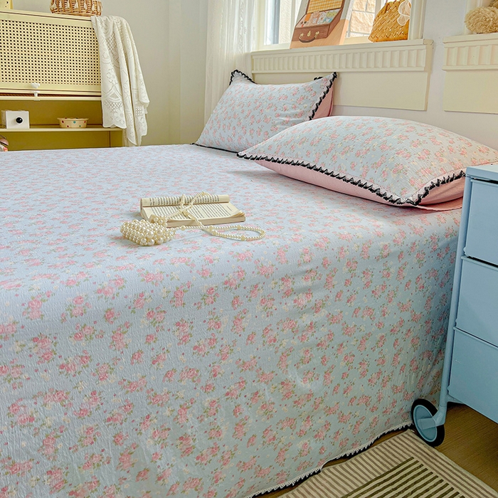 91家纺网 家纺一手货源 找家纺 逸林家纺《原希尔顿逸林》 2025新款云感皱皱纱镂空花边床单单品床单单件单床单 粉黛-蓝