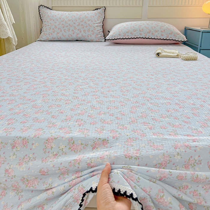 91家纺网 家纺一手货源 找家纺 逸林家纺《原希尔顿逸林》 2025新款云感皱皱纱镂空花边床单单品床单单件单床单 粉黛-蓝