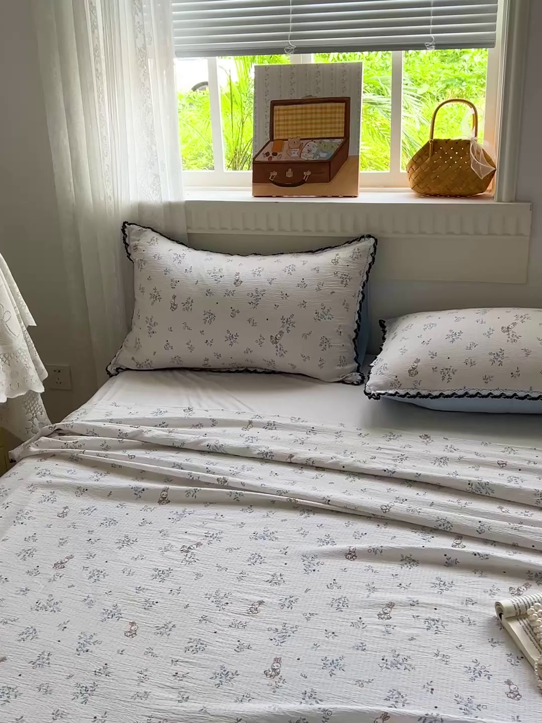 91家纺网 家纺一手货源 找家纺 逸林家纺《原希尔顿逸林》 2025新款云感皱皱纱镂空花边床单单品床单单件单床单 花间兔