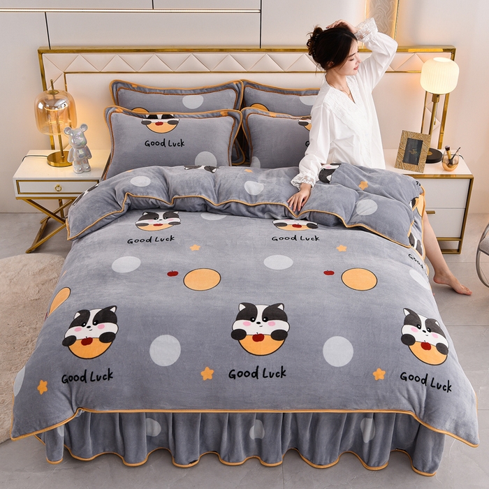 91家纺网 家纺一手货源 找家纺 2025新款牛奶绒印花床裙四件套系列-四件套 眯眯眼