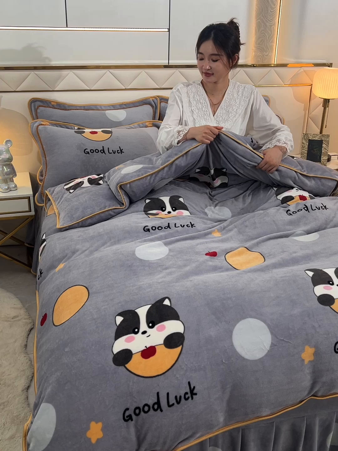 91家纺网 家纺一手货源 找家纺 2025新款牛奶绒印花床裙四件套系列-四件套 眯眯眼