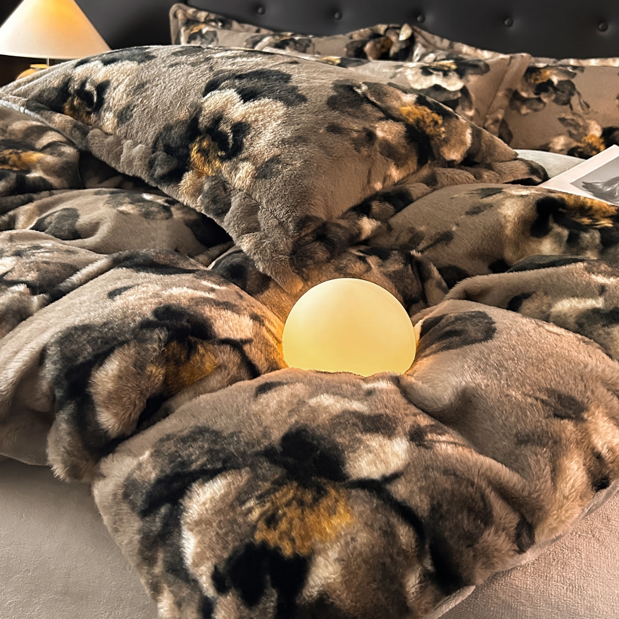 91家纺网 家纺一手货源 找家纺 库里梦家纺 2025直播网红爆款轻奢欧美风獭兔毛雕花绒四件套 百合-卡其