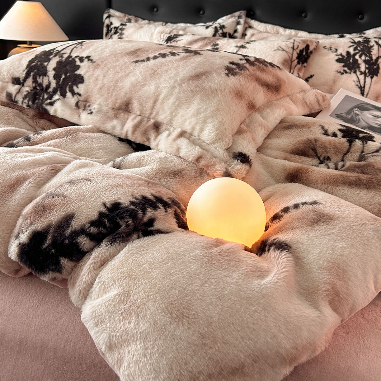 91家纺网 家纺一手货源 找家纺 库里梦家纺 2025直播网红爆款轻奢欧美风獭兔毛雕花绒四件套 诛仙草-粉