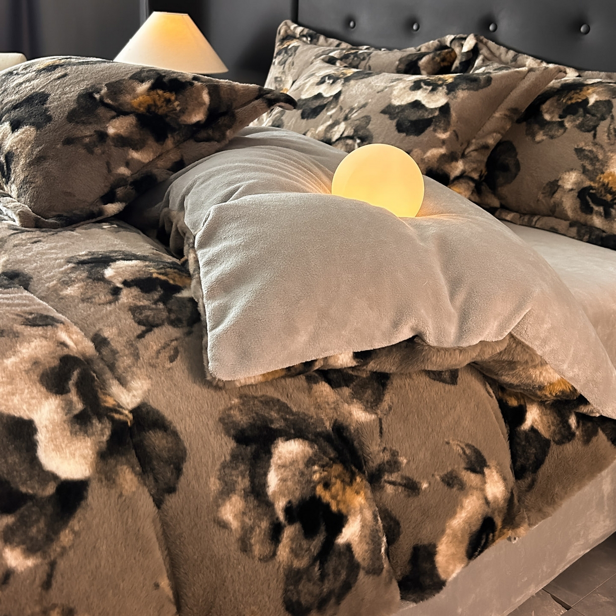 91家纺网 家纺一手货源 找家纺 库里梦家纺 2025直播网红爆款轻奢欧美风獭兔毛雕花绒四件套 百合-卡其