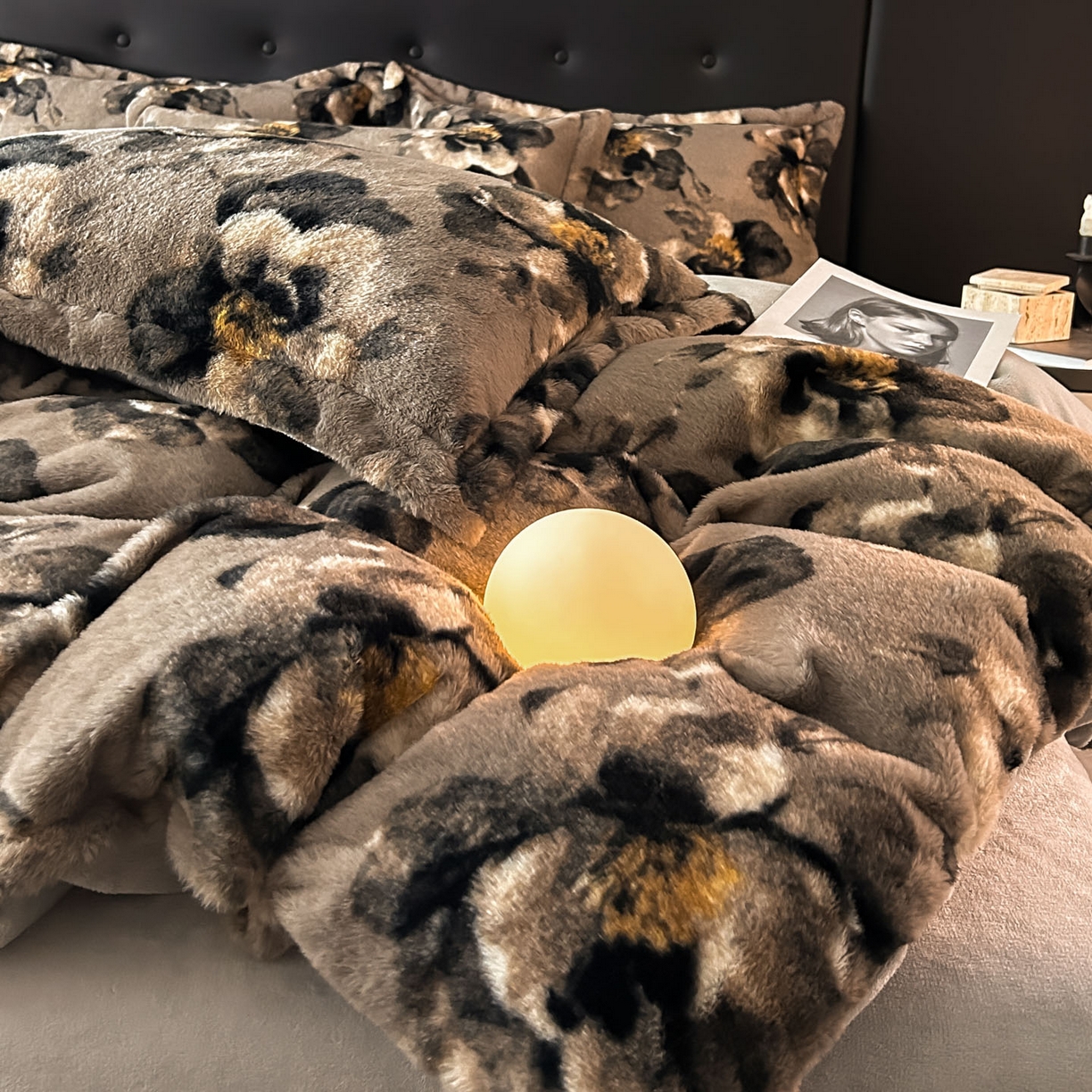 91家纺网 家纺一手货源 找家纺 库里梦家纺 2025直播网红爆款轻奢欧美风獭兔毛雕花绒四件套 百合-卡其