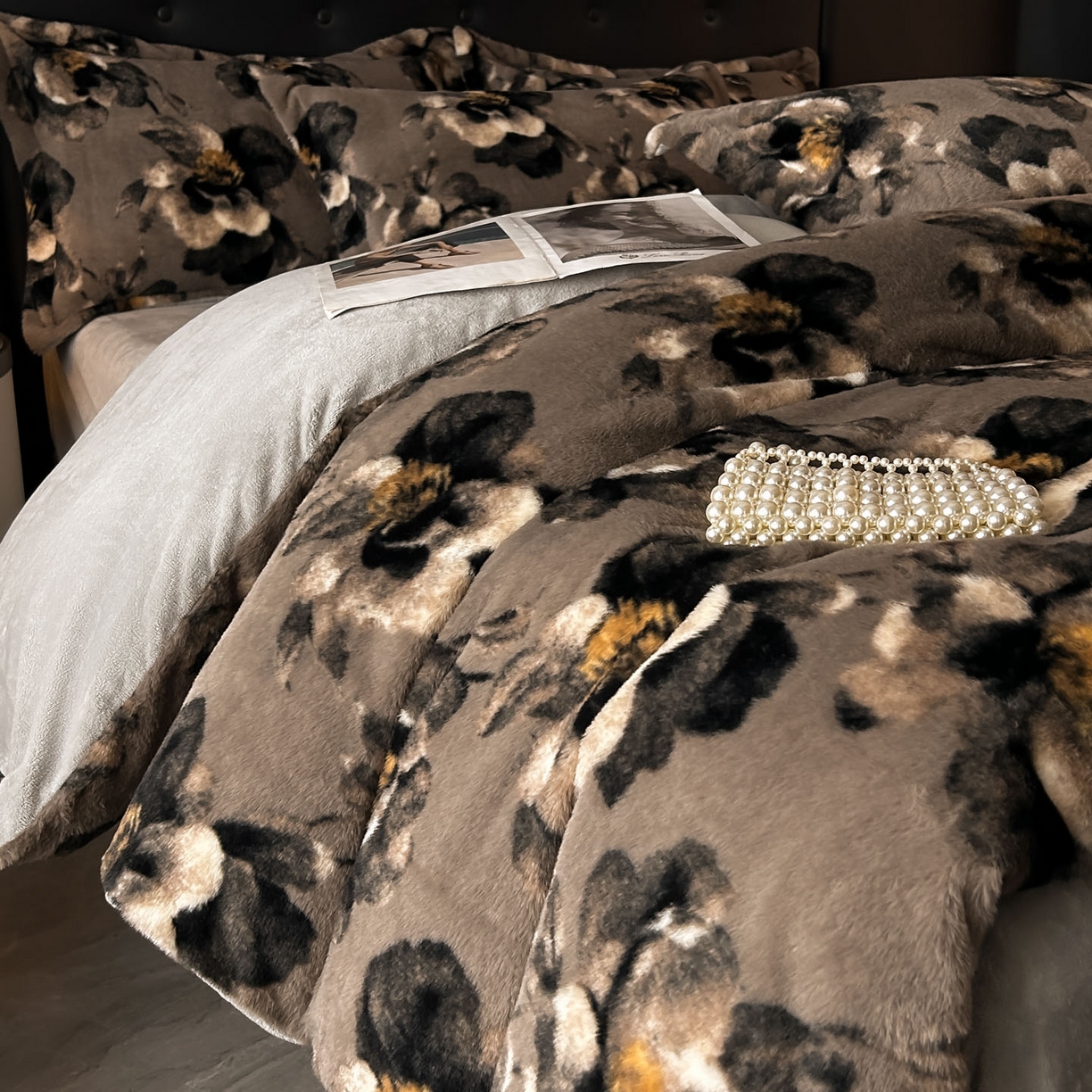 91家纺网 家纺一手货源 找家纺 库里梦家纺 2025直播网红爆款轻奢欧美风獭兔毛雕花绒四件套 百合-卡其