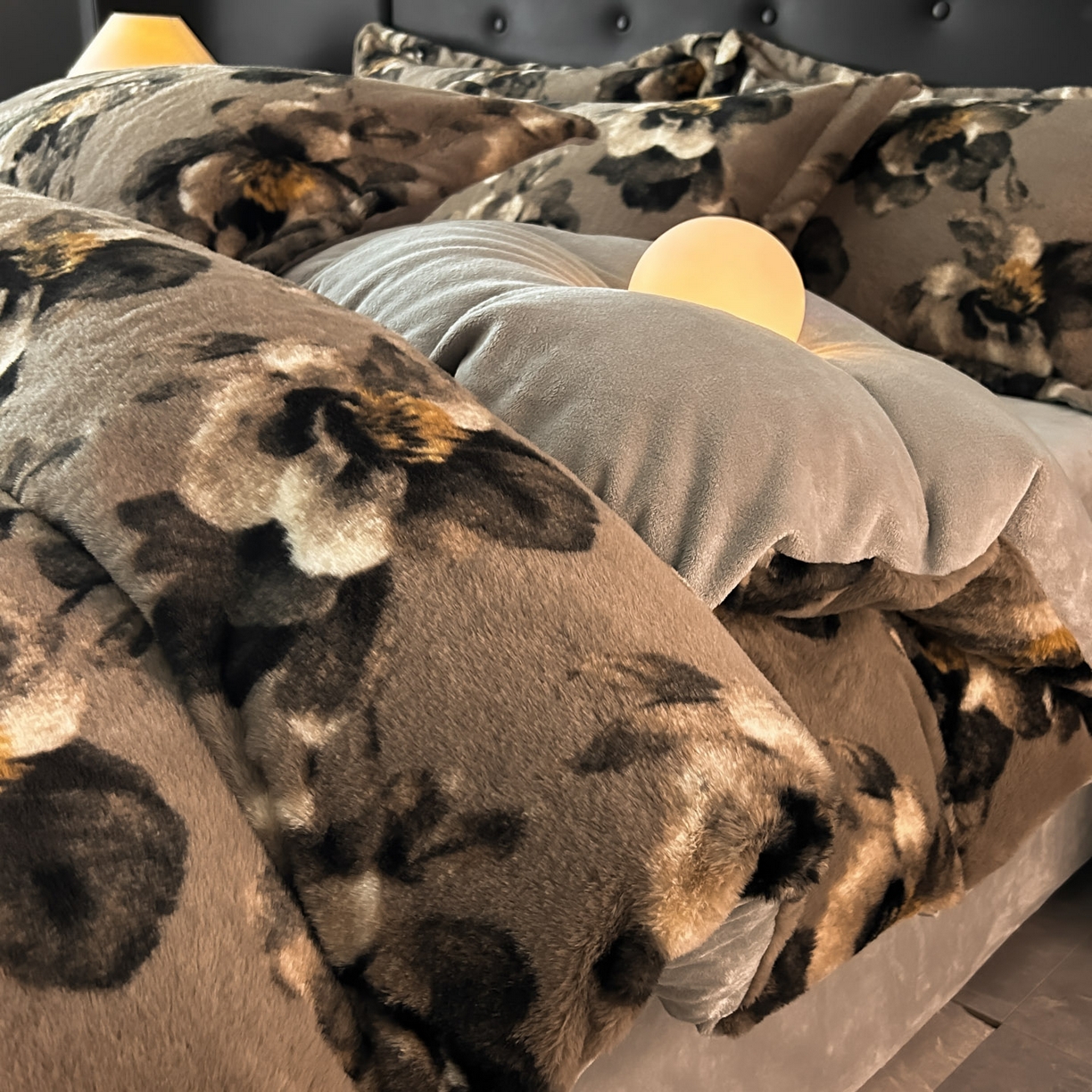 91家纺网 家纺一手货源 找家纺 库里梦家纺 2025直播网红爆款轻奢欧美风獭兔毛雕花绒四件套 百合-卡其