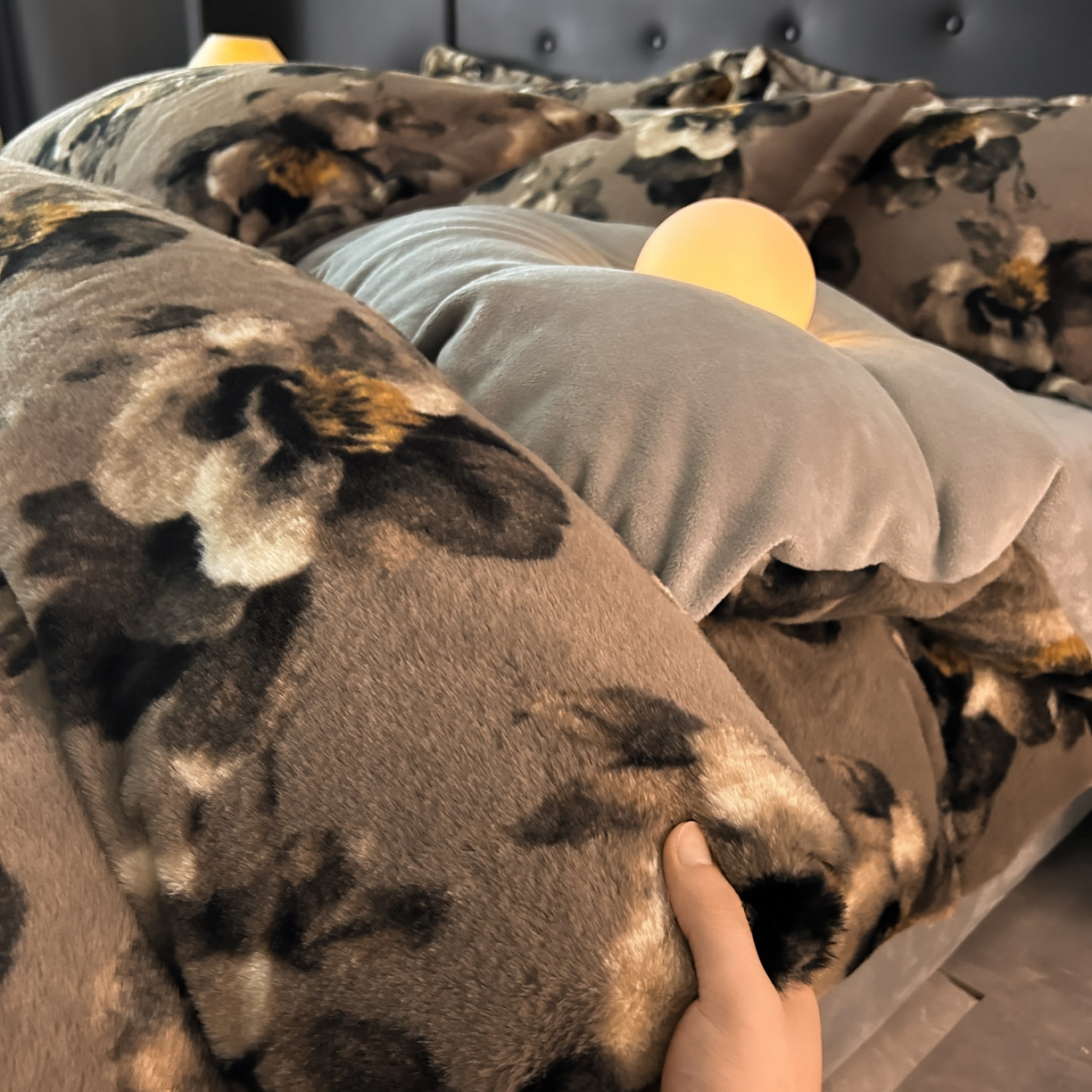 91家纺网 家纺一手货源 找家纺 库里梦家纺 2025直播网红爆款轻奢欧美风獭兔毛雕花绒四件套 百合-卡其