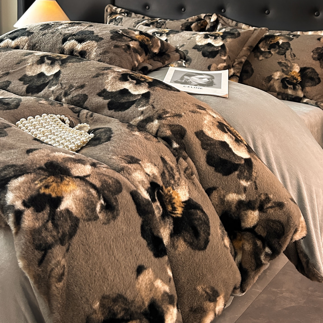 91家纺网 家纺一手货源 找家纺 库里梦家纺 2025直播网红爆款轻奢欧美风獭兔毛雕花绒四件套 百合-卡其