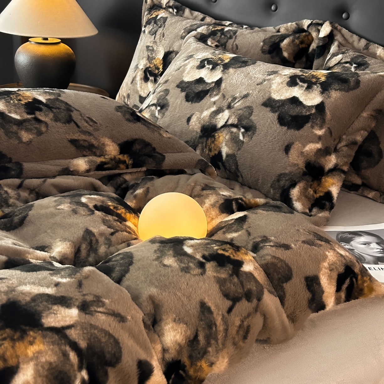 91家纺网 家纺一手货源 找家纺 库里梦家纺 2025直播网红爆款轻奢欧美风獭兔毛雕花绒四件套 百合-卡其