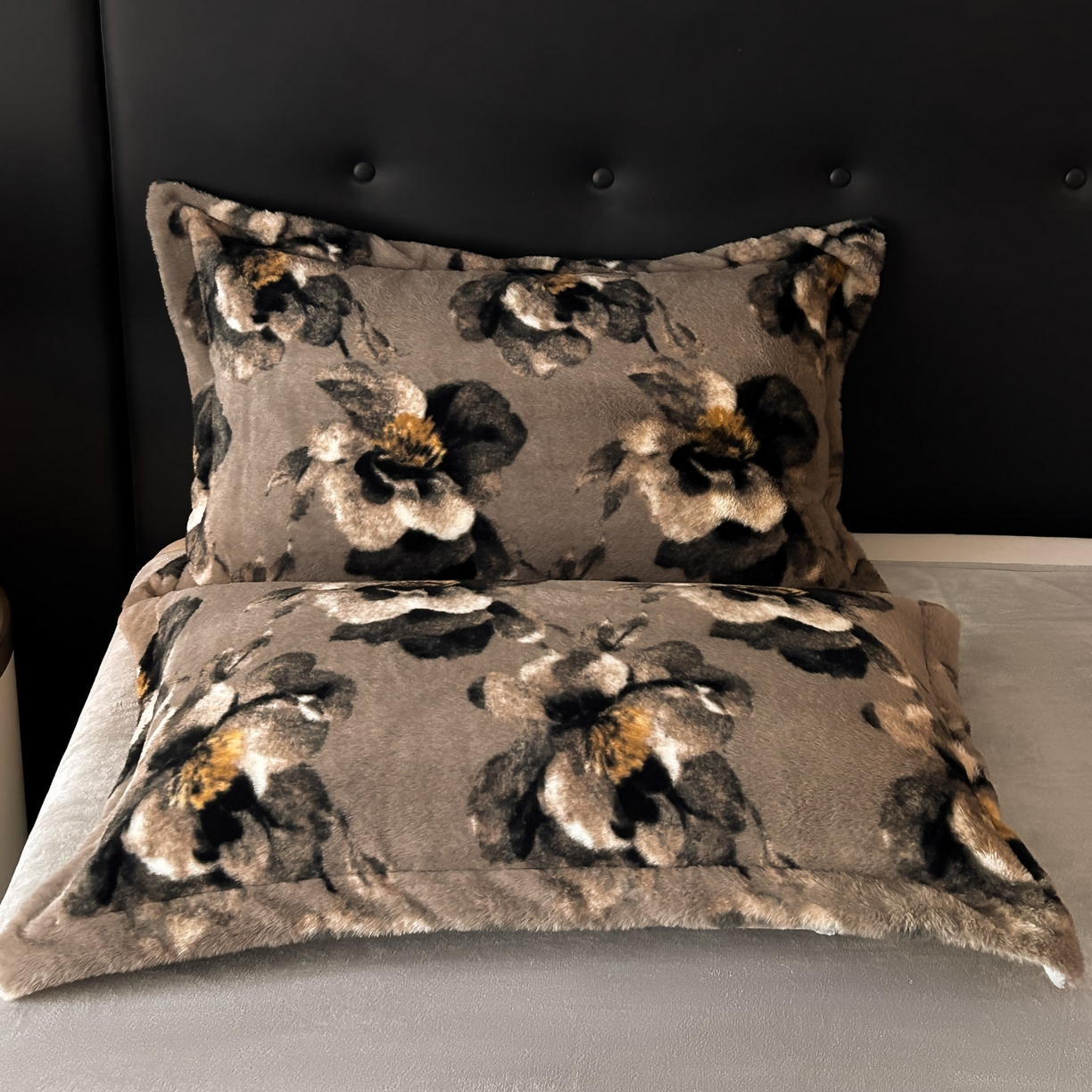 91家纺网 家纺一手货源 找家纺 库里梦家纺 2025直播网红爆款轻奢欧美风獭兔毛雕花绒四件套 百合-卡其