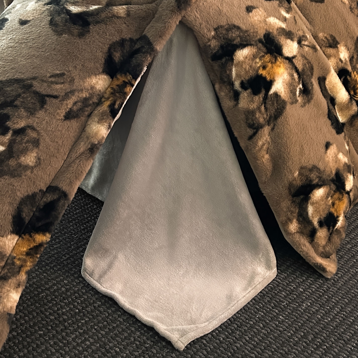 91家纺网 家纺一手货源 找家纺 库里梦家纺 2025直播网红爆款轻奢欧美风獭兔毛雕花绒四件套 百合-卡其