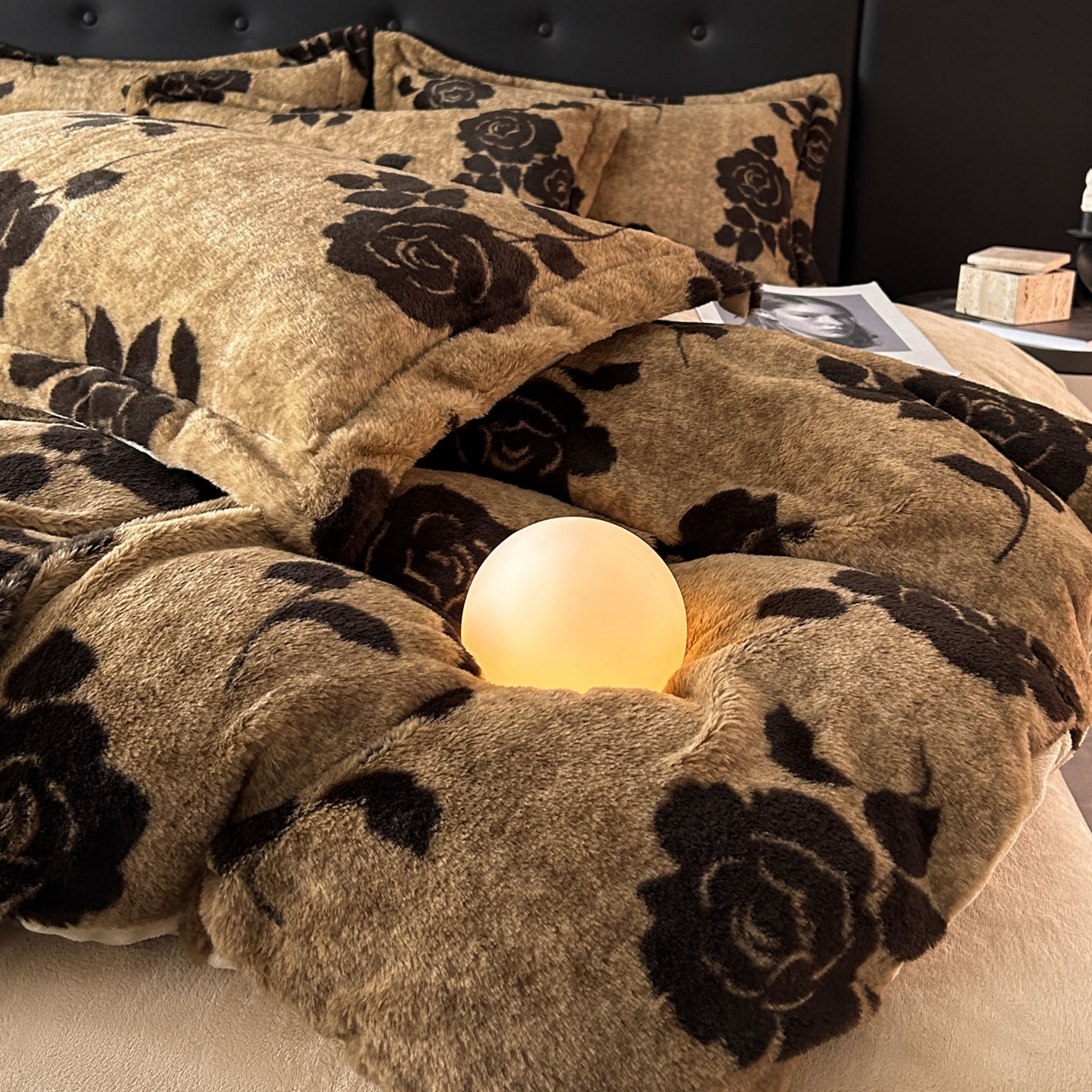 91家纺网 家纺一手货源 找家纺 库里梦家纺 2025直播网红爆款轻奢欧美风獭兔毛雕花绒四件套 黑玫瑰-咖