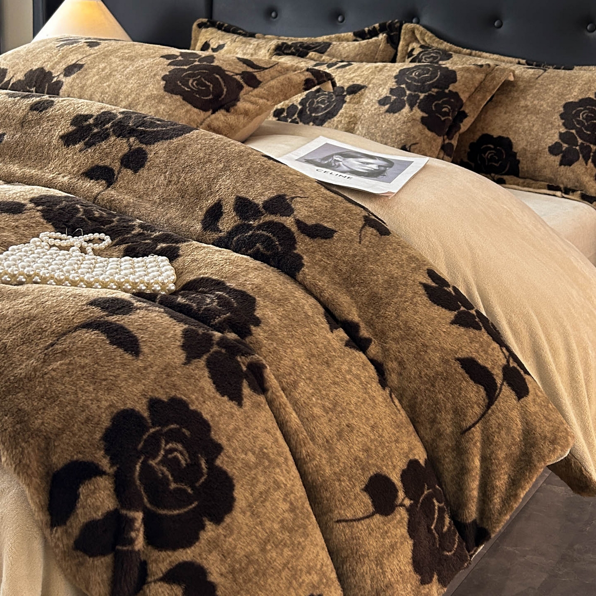 91家纺网 家纺一手货源 找家纺 库里梦家纺 2025直播网红爆款轻奢欧美风獭兔毛雕花绒四件套 黑玫瑰-咖