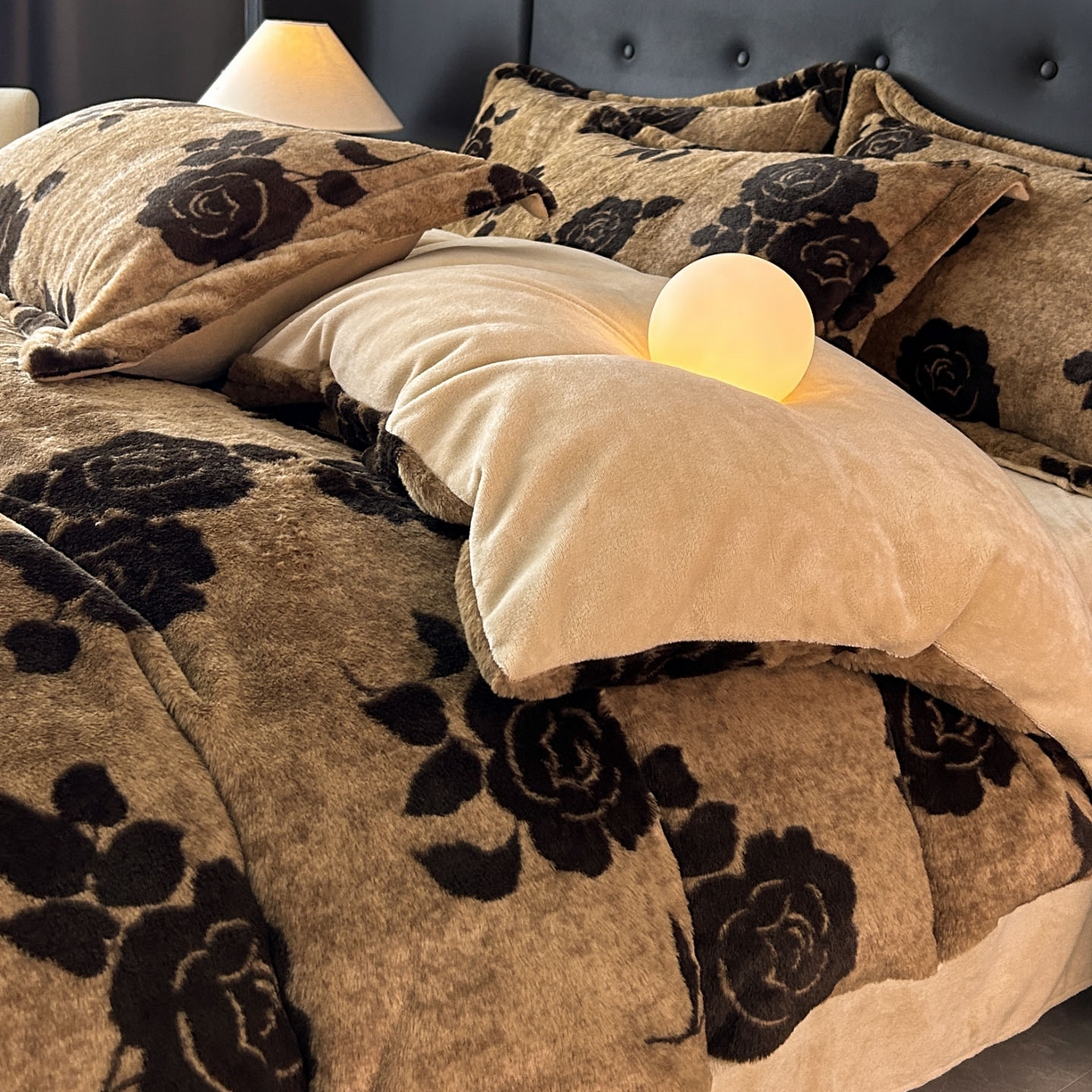 91家纺网 家纺一手货源 找家纺 库里梦家纺 2025直播网红爆款轻奢欧美风獭兔毛雕花绒四件套 黑玫瑰-咖