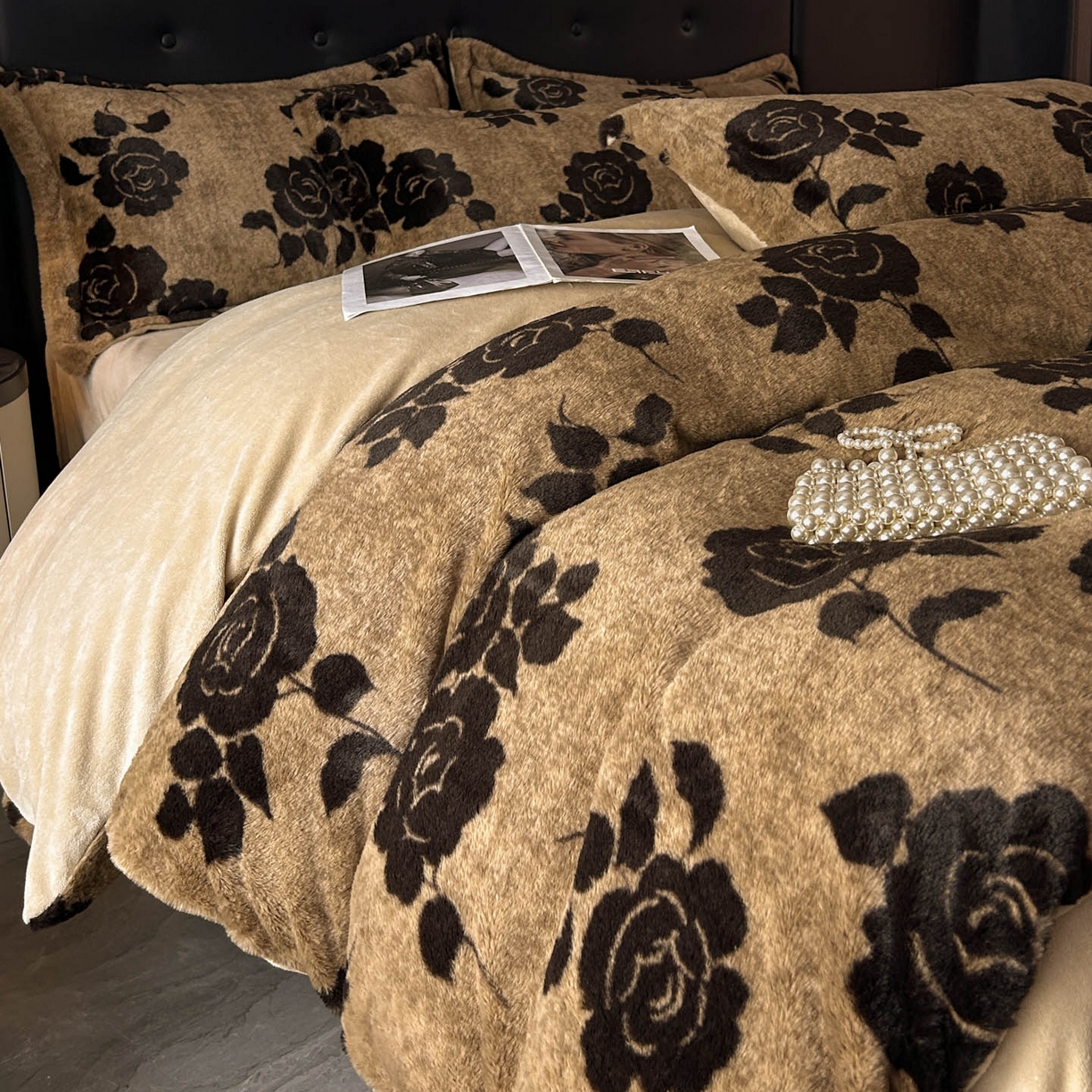 91家纺网 家纺一手货源 找家纺 库里梦家纺 2025直播网红爆款轻奢欧美风獭兔毛雕花绒四件套 黑玫瑰-咖