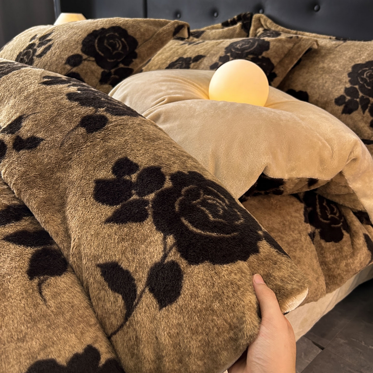 91家纺网 家纺一手货源 找家纺 库里梦家纺 2025直播网红爆款轻奢欧美风獭兔毛雕花绒四件套 黑玫瑰-咖