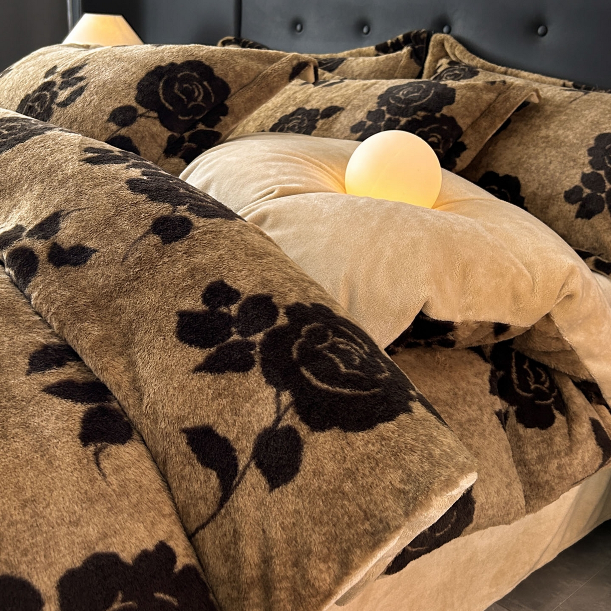 91家纺网 家纺一手货源 找家纺 库里梦家纺 2025直播网红爆款轻奢欧美风獭兔毛雕花绒四件套 黑玫瑰-咖