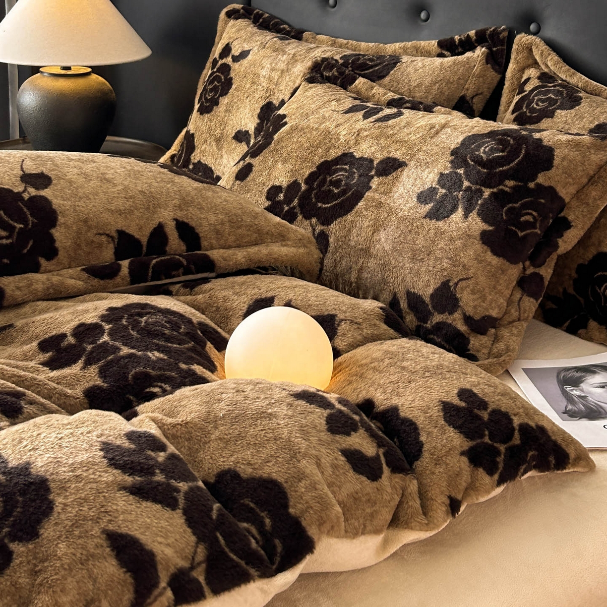 91家纺网 家纺一手货源 找家纺 库里梦家纺 2025直播网红爆款轻奢欧美风獭兔毛雕花绒四件套 黑玫瑰-咖