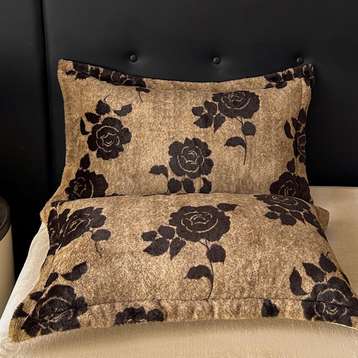 91家纺网 家纺一手货源 找家纺 库里梦家纺 2025直播网红爆款轻奢欧美风獭兔毛雕花绒四件套 黑玫瑰-咖