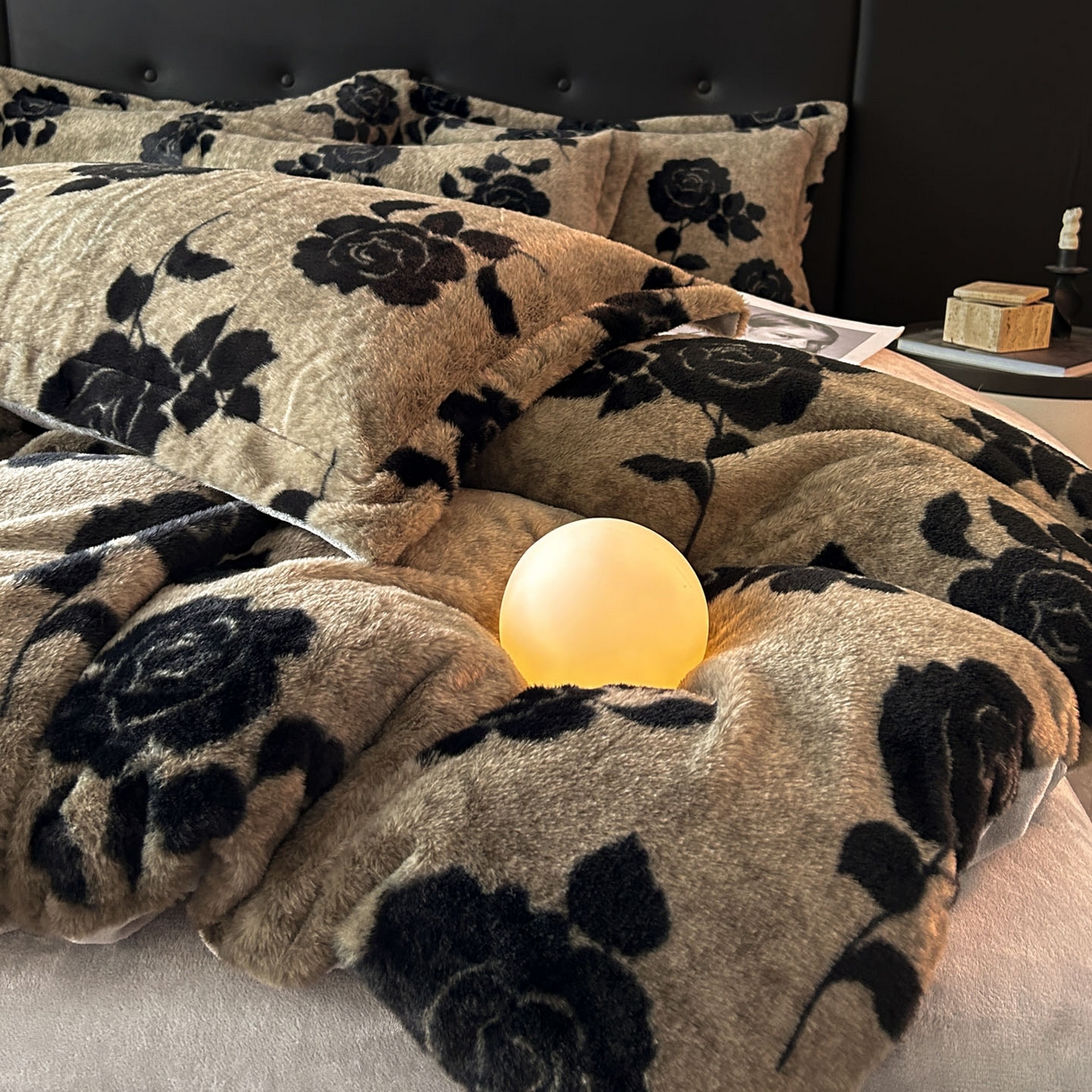 91家纺网 家纺一手货源 找家纺 库里梦家纺 2025直播网红爆款轻奢欧美风獭兔毛雕花绒四件套 黑玫瑰-卡其