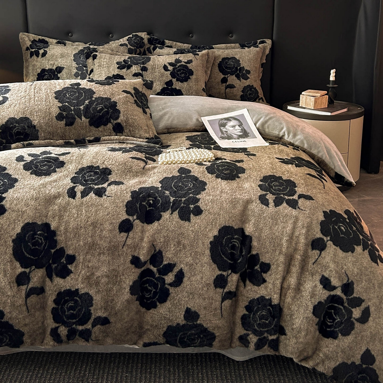 91家纺网 家纺一手货源 找家纺 库里梦家纺 2025直播网红爆款轻奢欧美风獭兔毛雕花绒四件套 黑玫瑰-卡其