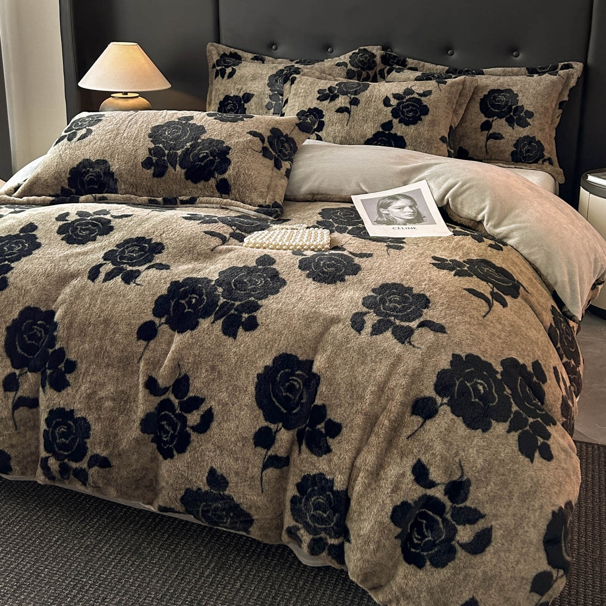 91家纺网 家纺一手货源 找家纺 库里梦家纺 2025直播网红爆款轻奢欧美风獭兔毛雕花绒四件套 黑玫瑰-卡其