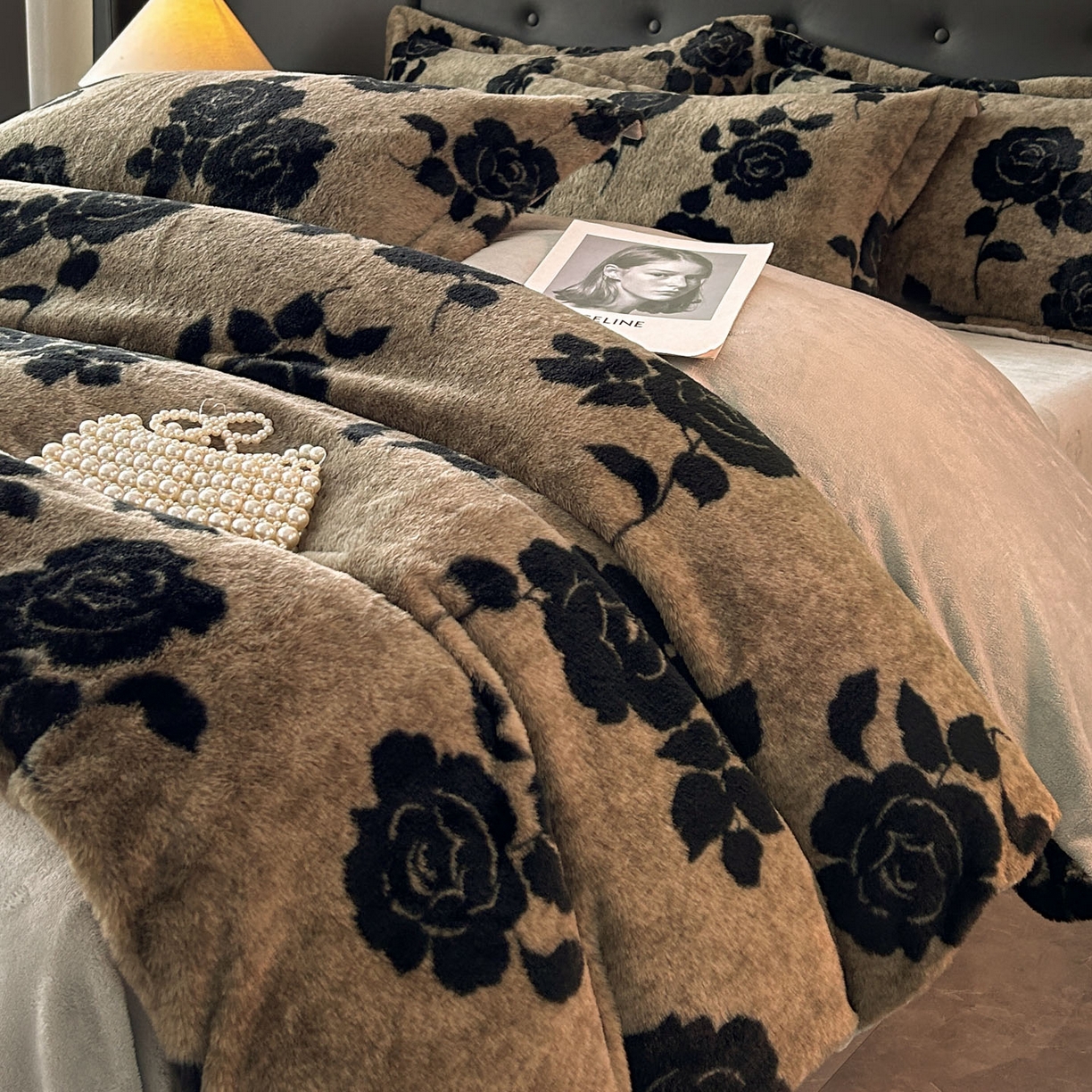 91家纺网 家纺一手货源 找家纺 库里梦家纺 2025直播网红爆款轻奢欧美风獭兔毛雕花绒四件套 黑玫瑰-卡其